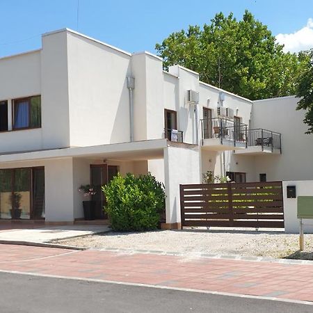 Garden Club Panzio Bed & Breakfast Balatonmariafurdo Bagian luar foto
