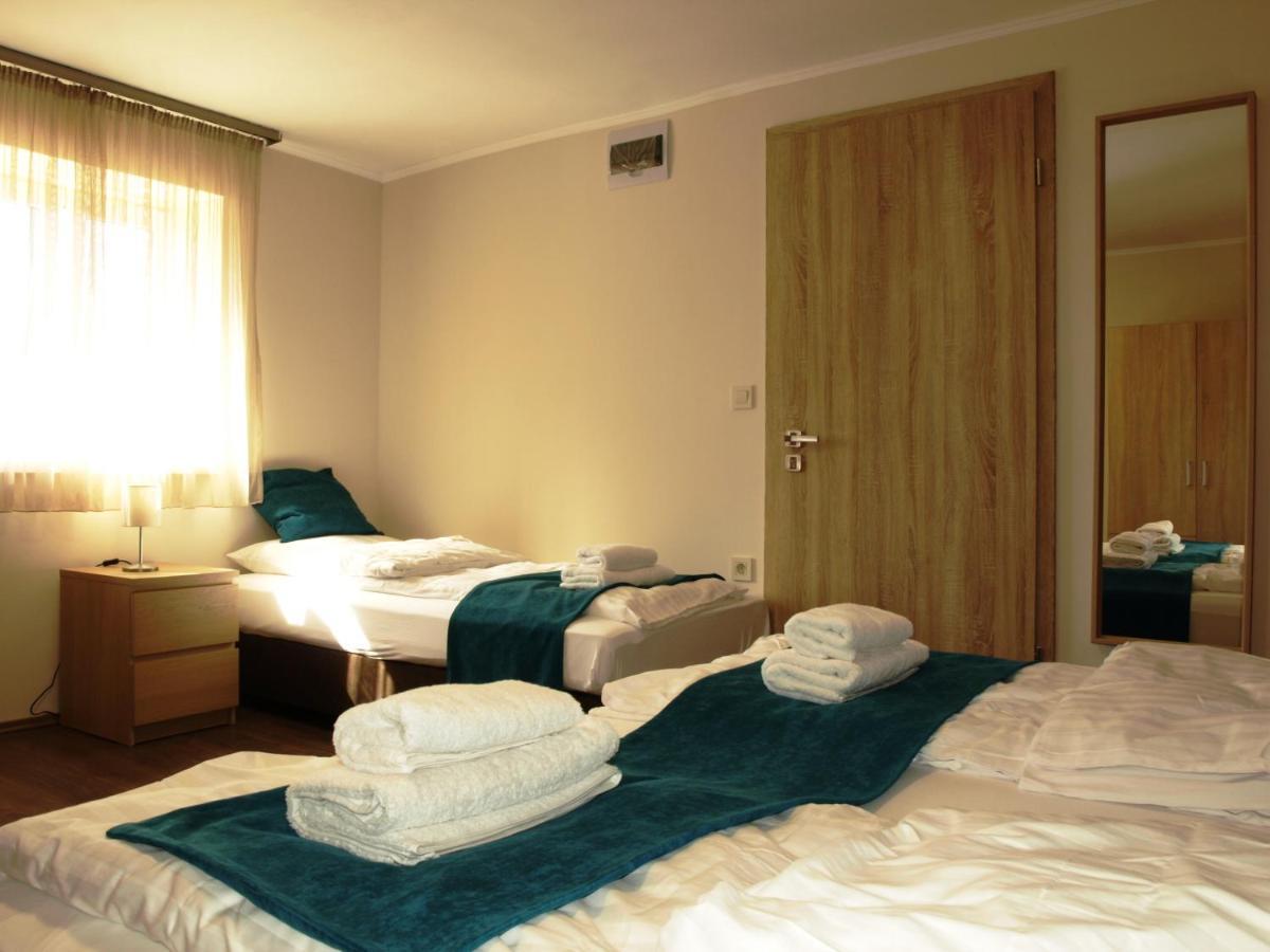 Garden Club Panzio Bed & Breakfast Balatonmariafurdo Bagian luar foto