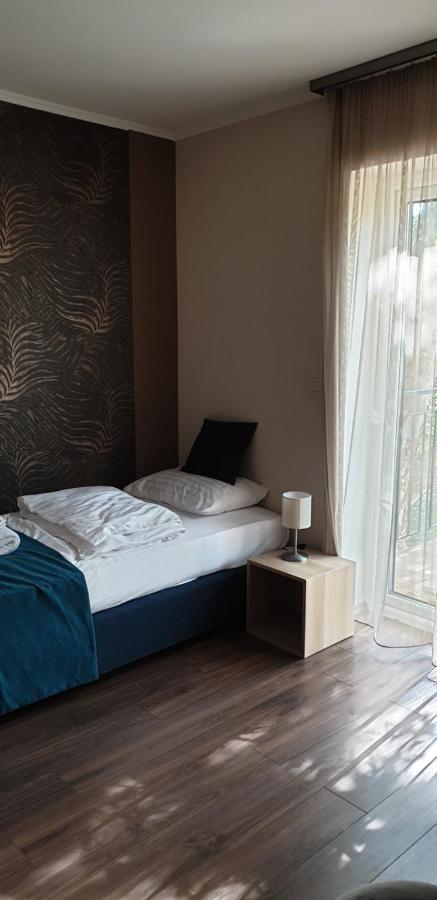 Garden Club Panzio Bed & Breakfast Balatonmariafurdo Bagian luar foto