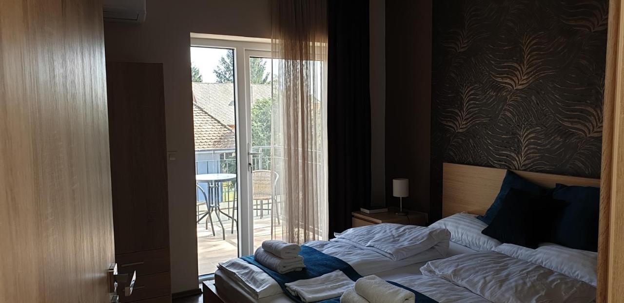 Garden Club Panzio Bed & Breakfast Balatonmariafurdo Bagian luar foto