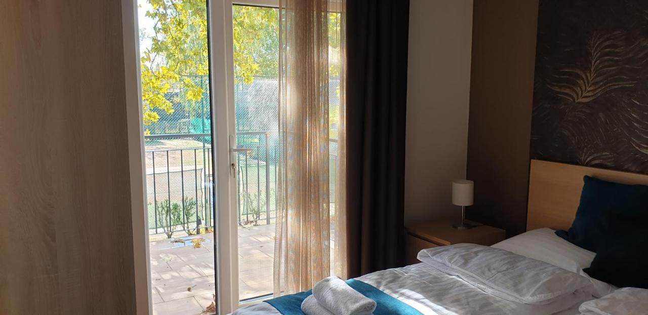 Garden Club Panzio Bed & Breakfast Balatonmariafurdo Bagian luar foto