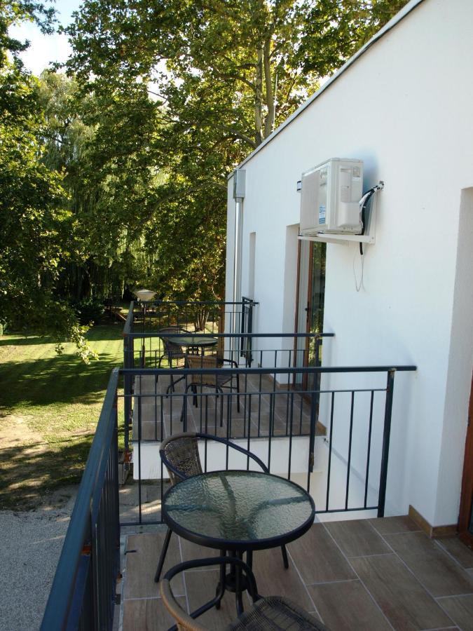 Garden Club Panzio Bed & Breakfast Balatonmariafurdo Bagian luar foto