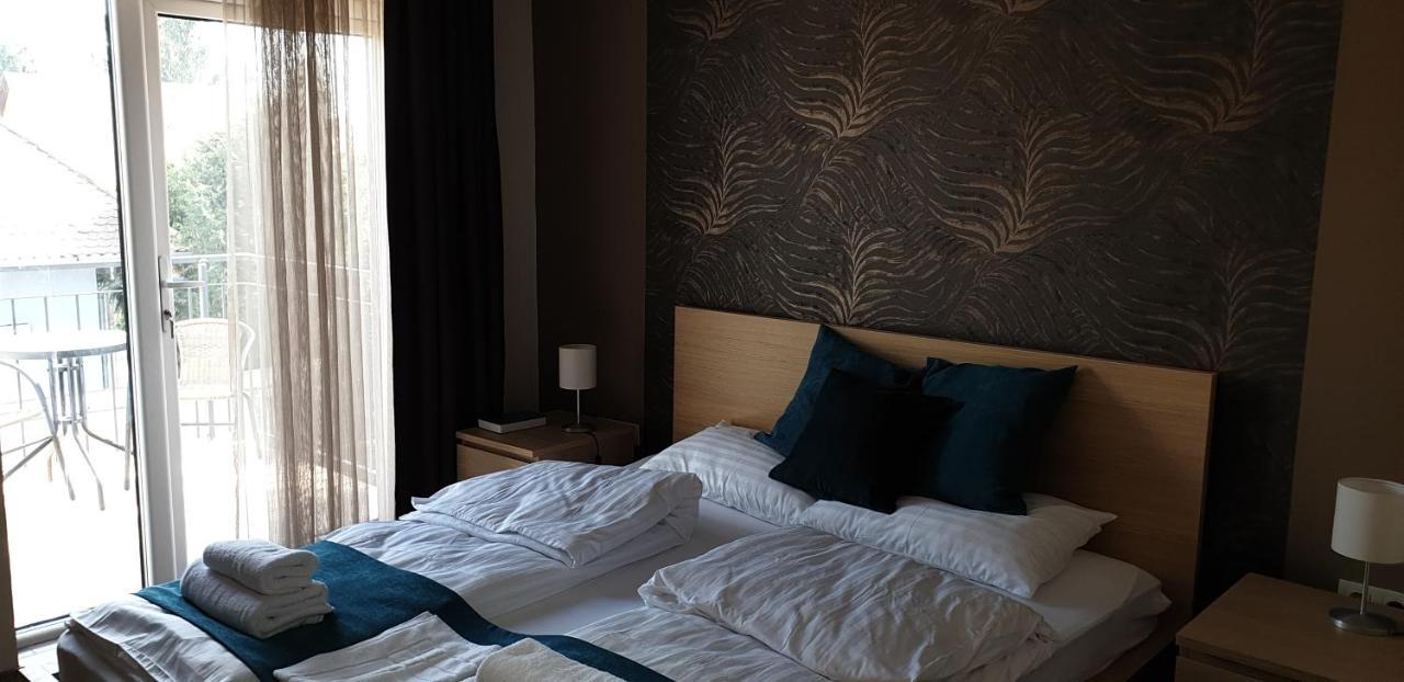 Garden Club Panzio Bed & Breakfast Balatonmariafurdo Bagian luar foto