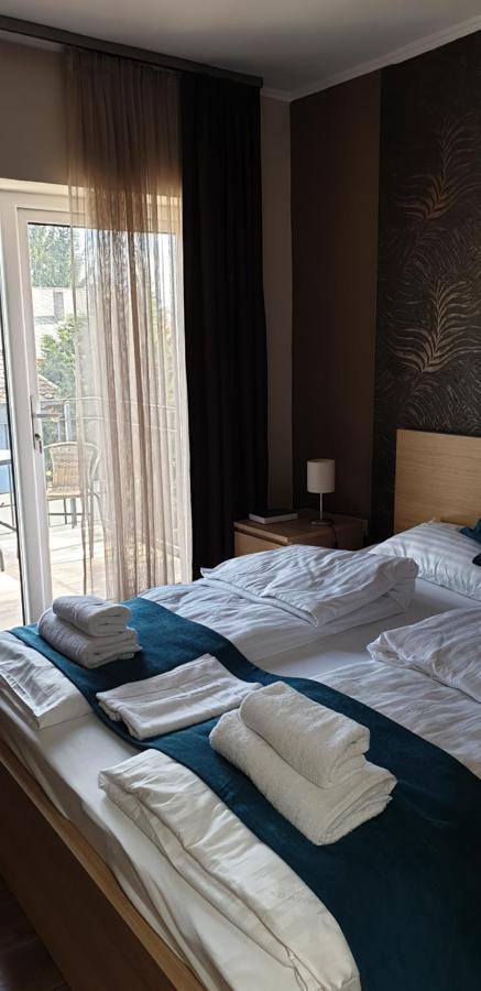 Garden Club Panzio Bed & Breakfast Balatonmariafurdo Bagian luar foto