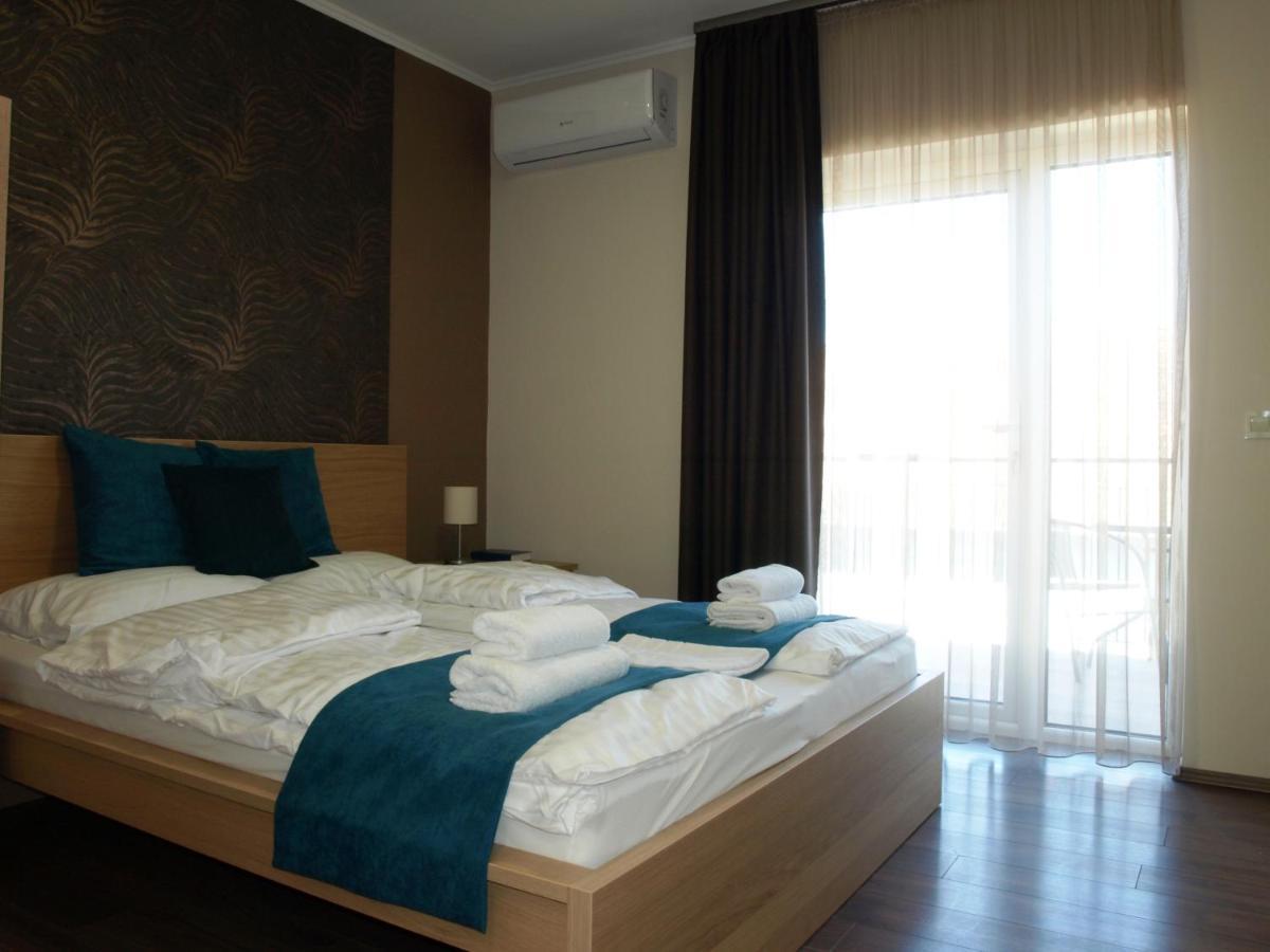 Garden Club Panzio Bed & Breakfast Balatonmariafurdo Bagian luar foto