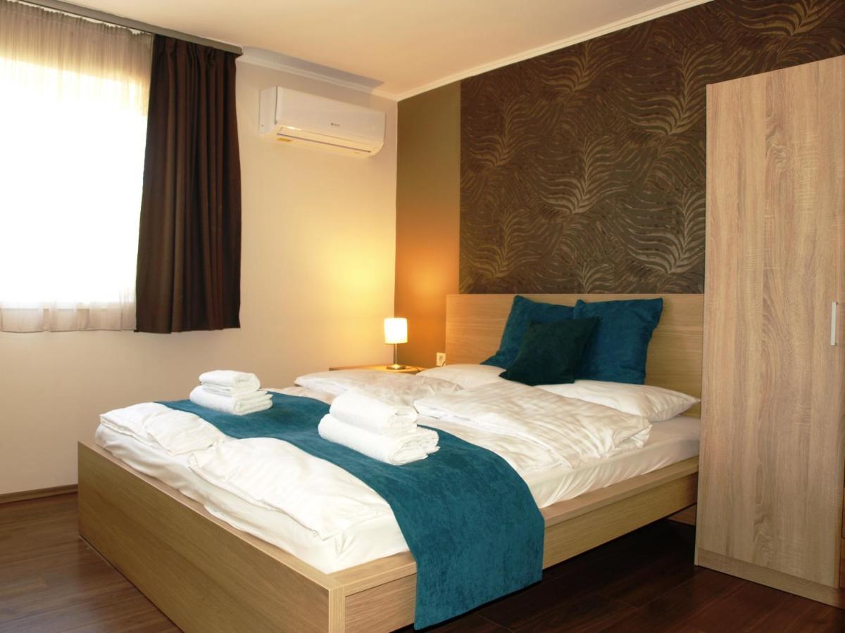 Garden Club Panzio Bed & Breakfast Balatonmariafurdo Bagian luar foto