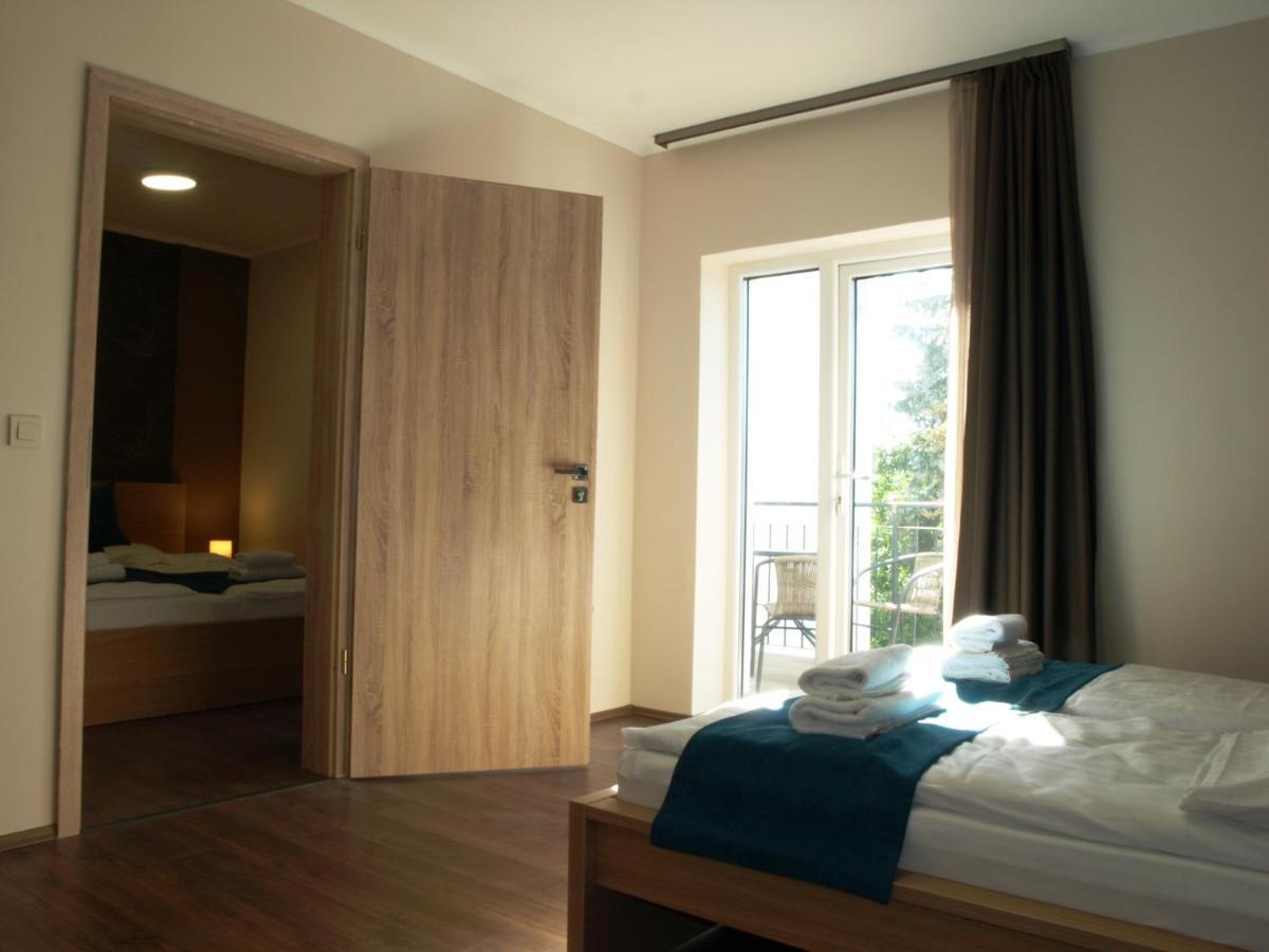 Garden Club Panzio Bed & Breakfast Balatonmariafurdo Bagian luar foto