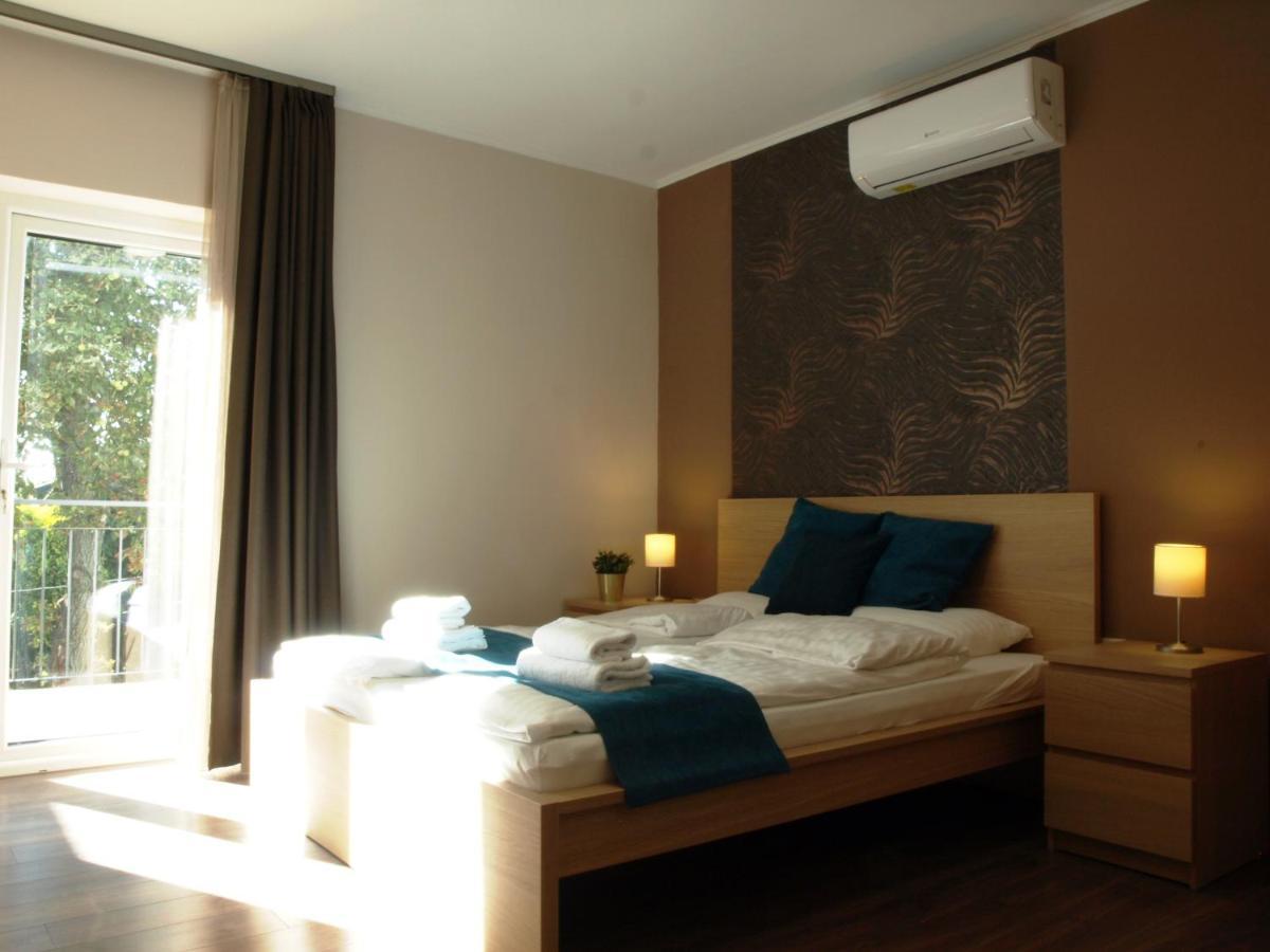 Garden Club Panzio Bed & Breakfast Balatonmariafurdo Bagian luar foto