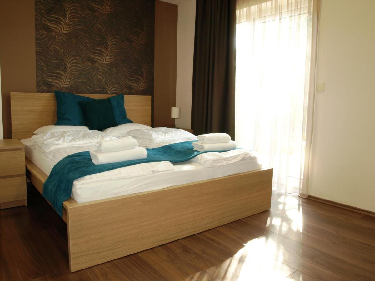 Garden Club Panzio Bed & Breakfast Balatonmariafurdo Bagian luar foto