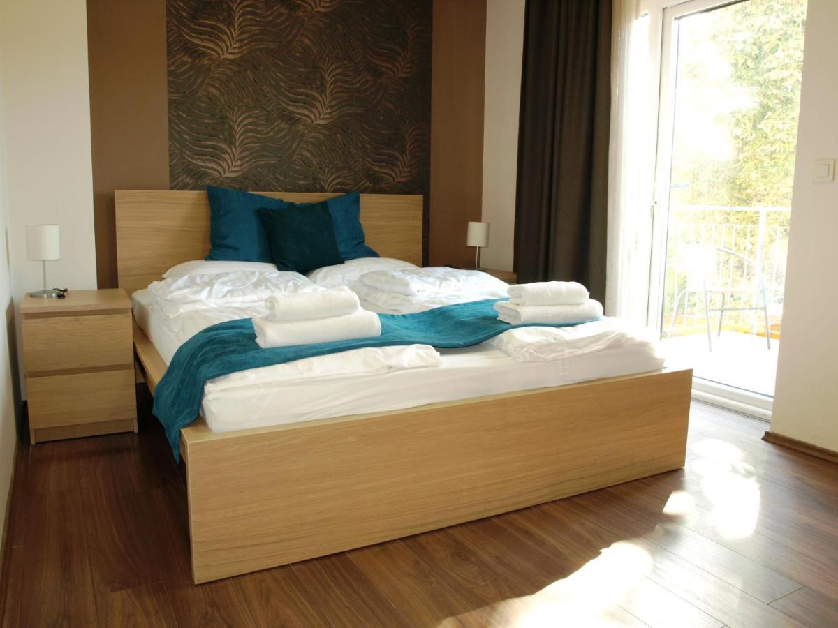 Garden Club Panzio Bed & Breakfast Balatonmariafurdo Bagian luar foto