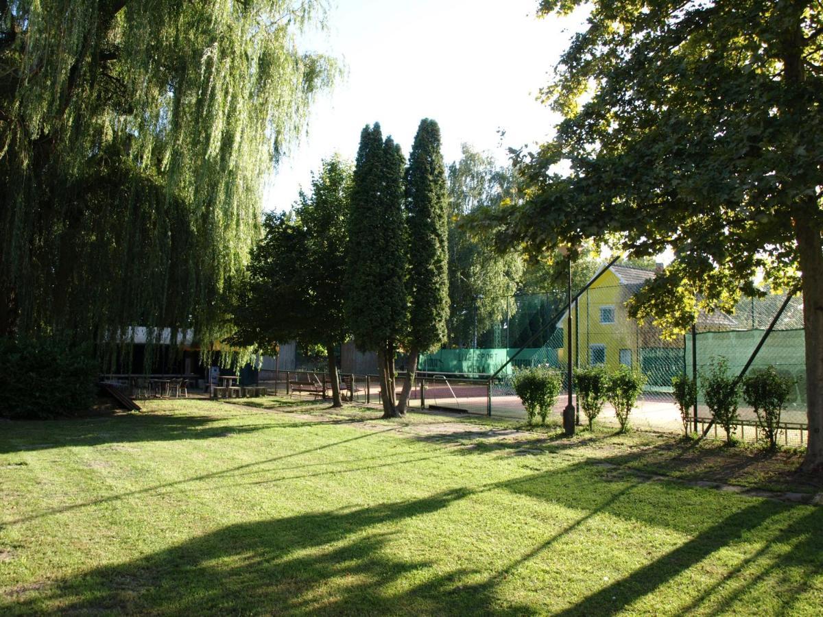 Garden Club Panzio Bed & Breakfast Balatonmariafurdo Bagian luar foto