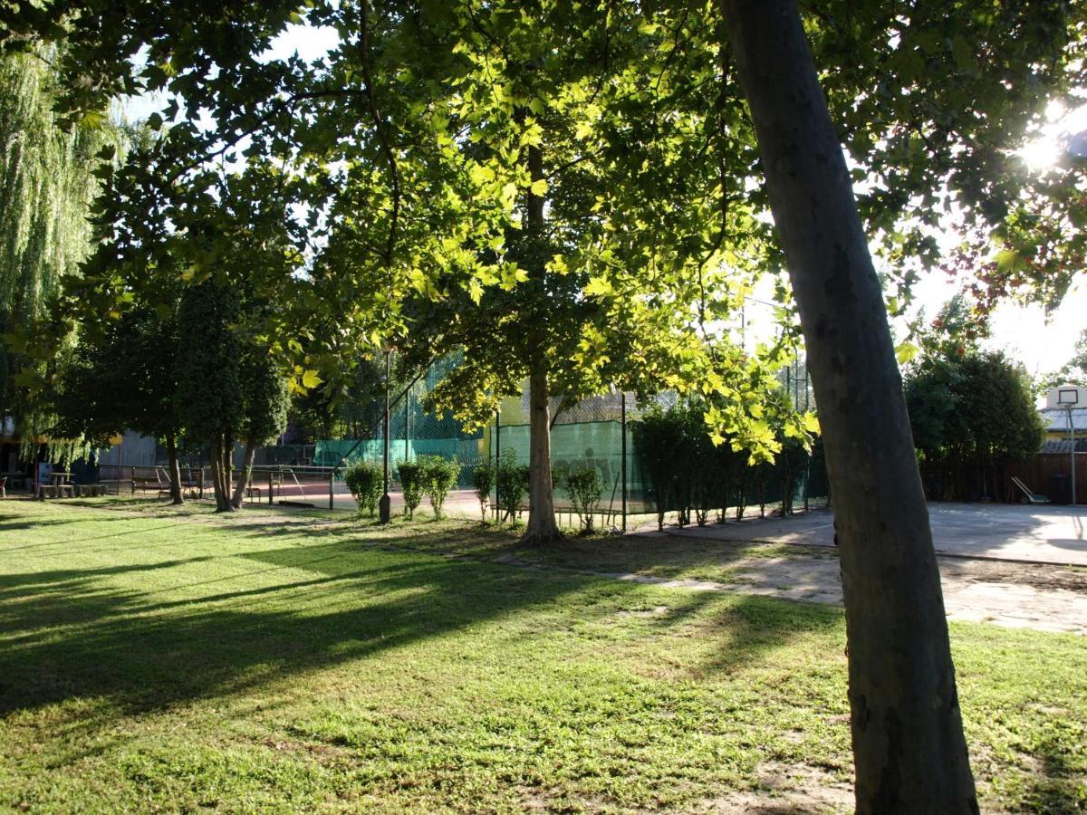 Garden Club Panzio Bed & Breakfast Balatonmariafurdo Bagian luar foto