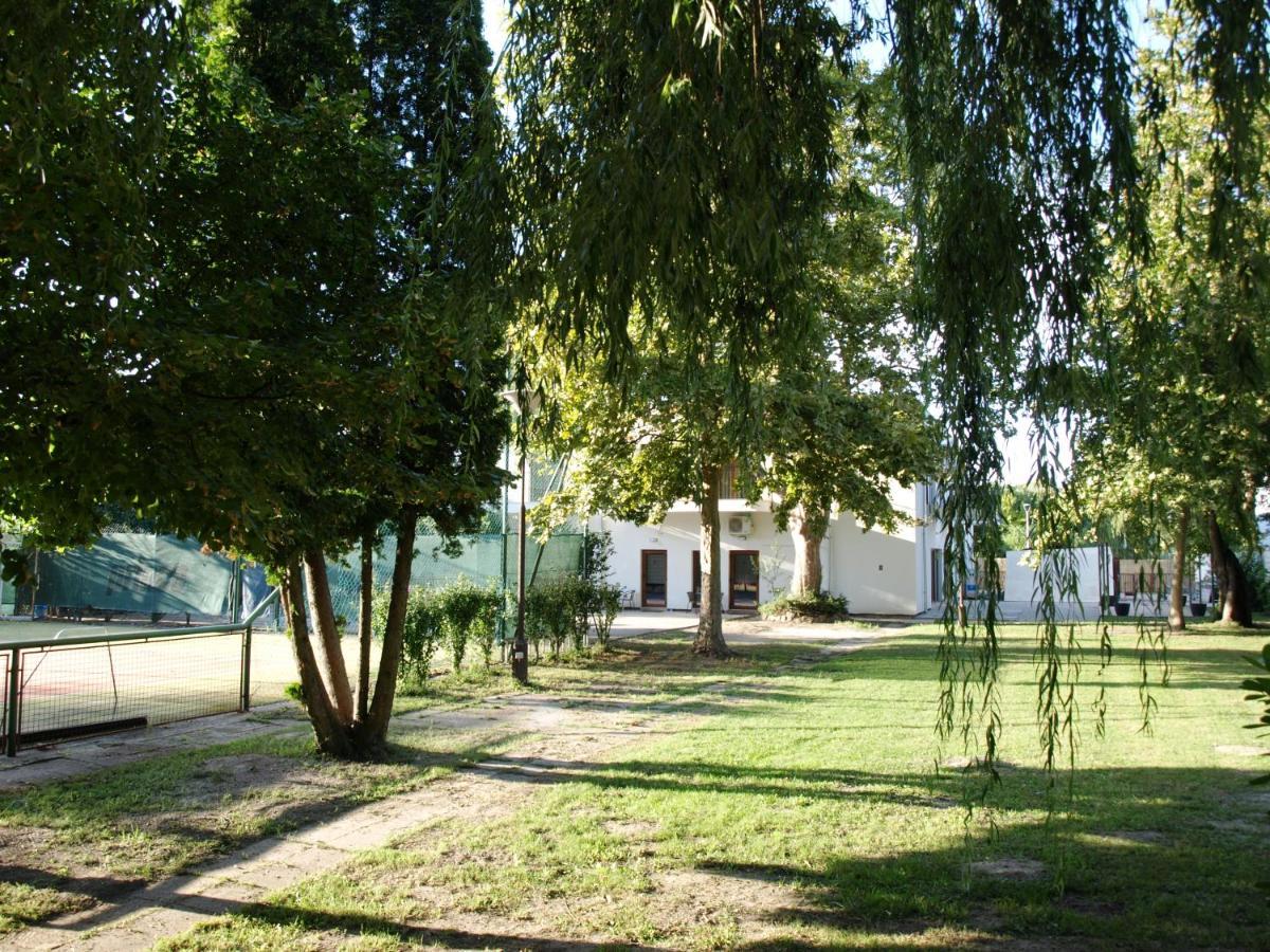 Garden Club Panzio Bed & Breakfast Balatonmariafurdo Bagian luar foto