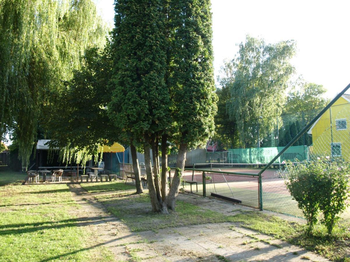 Garden Club Panzio Bed & Breakfast Balatonmariafurdo Bagian luar foto