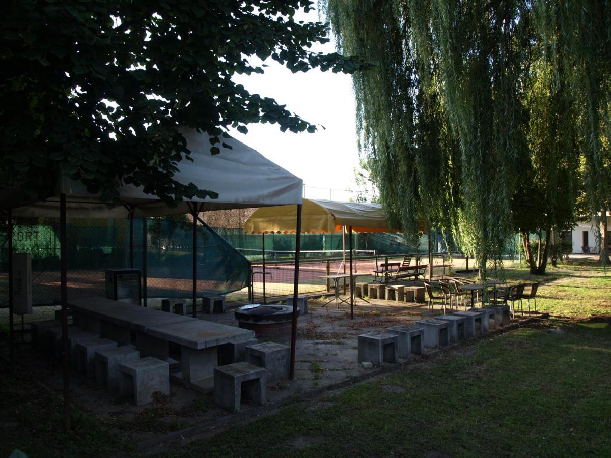 Garden Club Panzio Bed & Breakfast Balatonmariafurdo Bagian luar foto