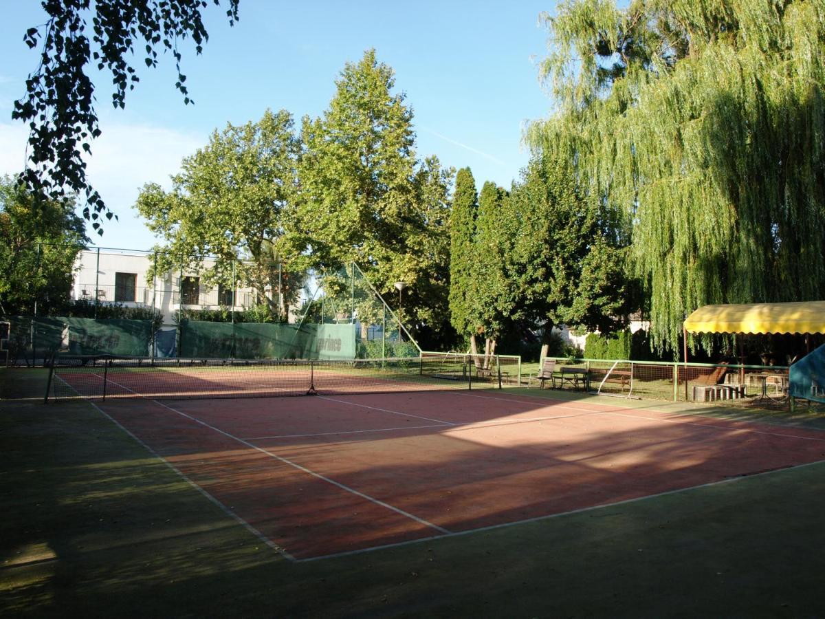 Garden Club Panzio Bed & Breakfast Balatonmariafurdo Bagian luar foto