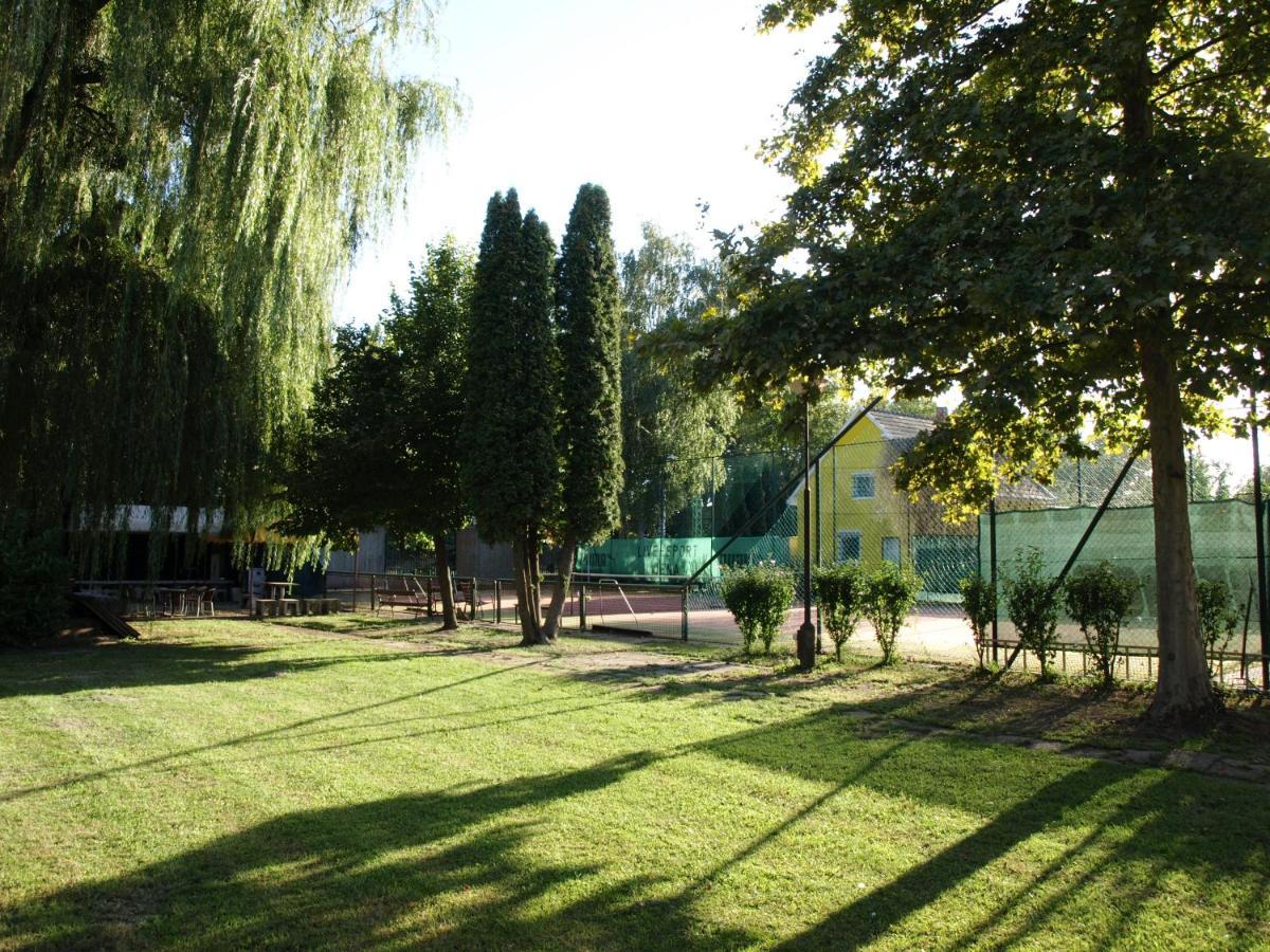 Garden Club Panzio Bed & Breakfast Balatonmariafurdo Bagian luar foto