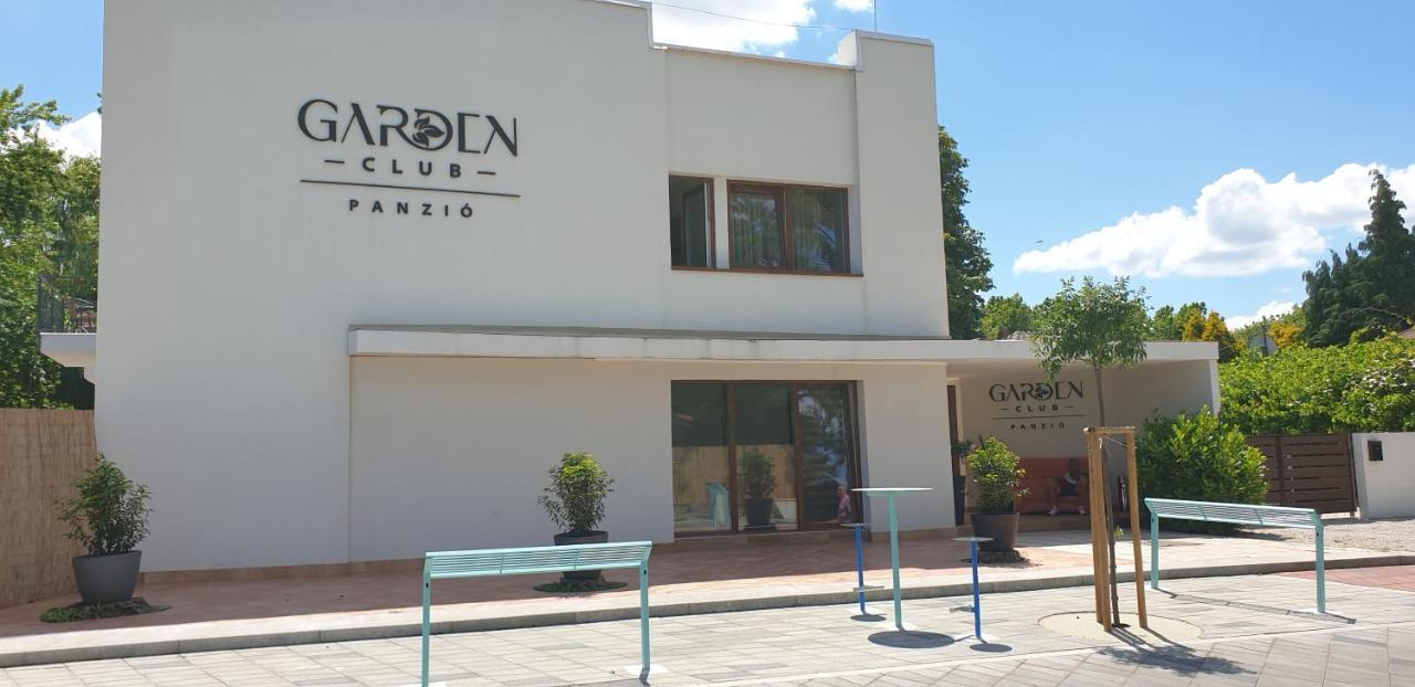 Garden Club Panzio Bed & Breakfast Balatonmariafurdo Bagian luar foto