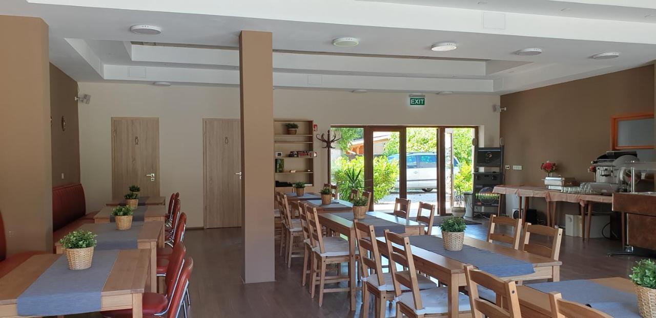 Garden Club Panzio Bed & Breakfast Balatonmariafurdo Bagian luar foto
