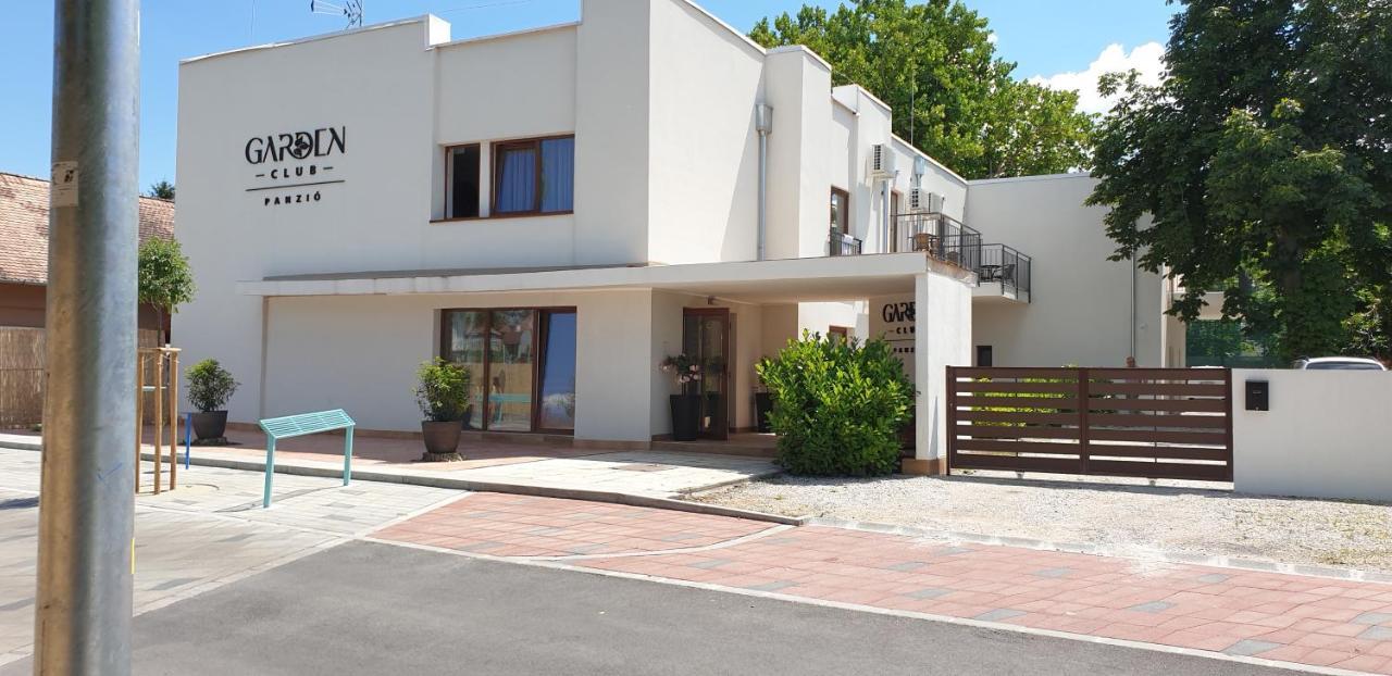 Garden Club Panzio Bed & Breakfast Balatonmariafurdo Bagian luar foto
