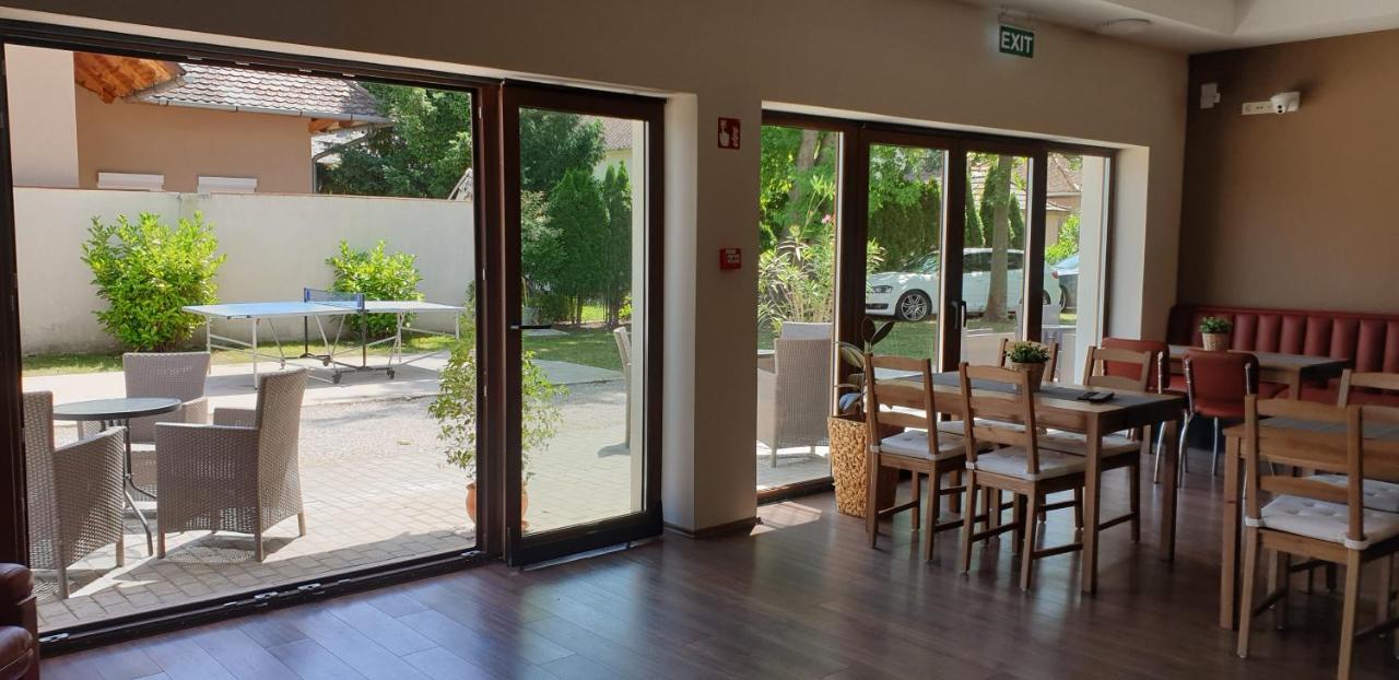 Garden Club Panzio Bed & Breakfast Balatonmariafurdo Bagian luar foto