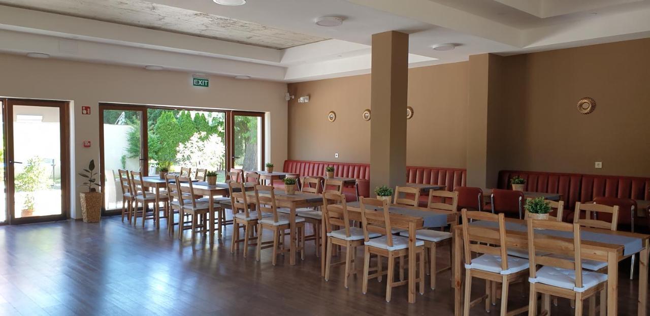 Garden Club Panzio Bed & Breakfast Balatonmariafurdo Bagian luar foto