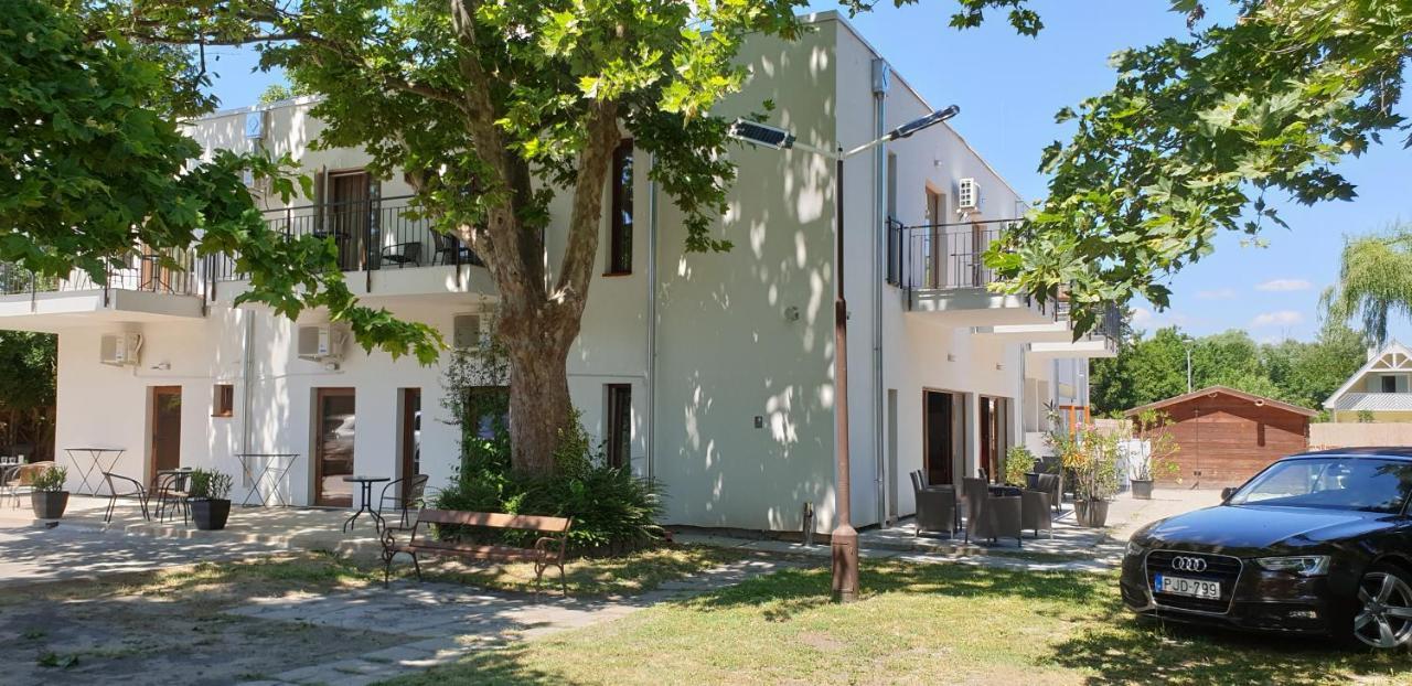Garden Club Panzio Bed & Breakfast Balatonmariafurdo Bagian luar foto