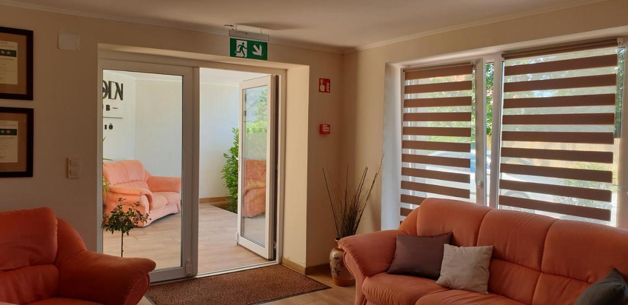 Garden Club Panzio Bed & Breakfast Balatonmariafurdo Bagian luar foto