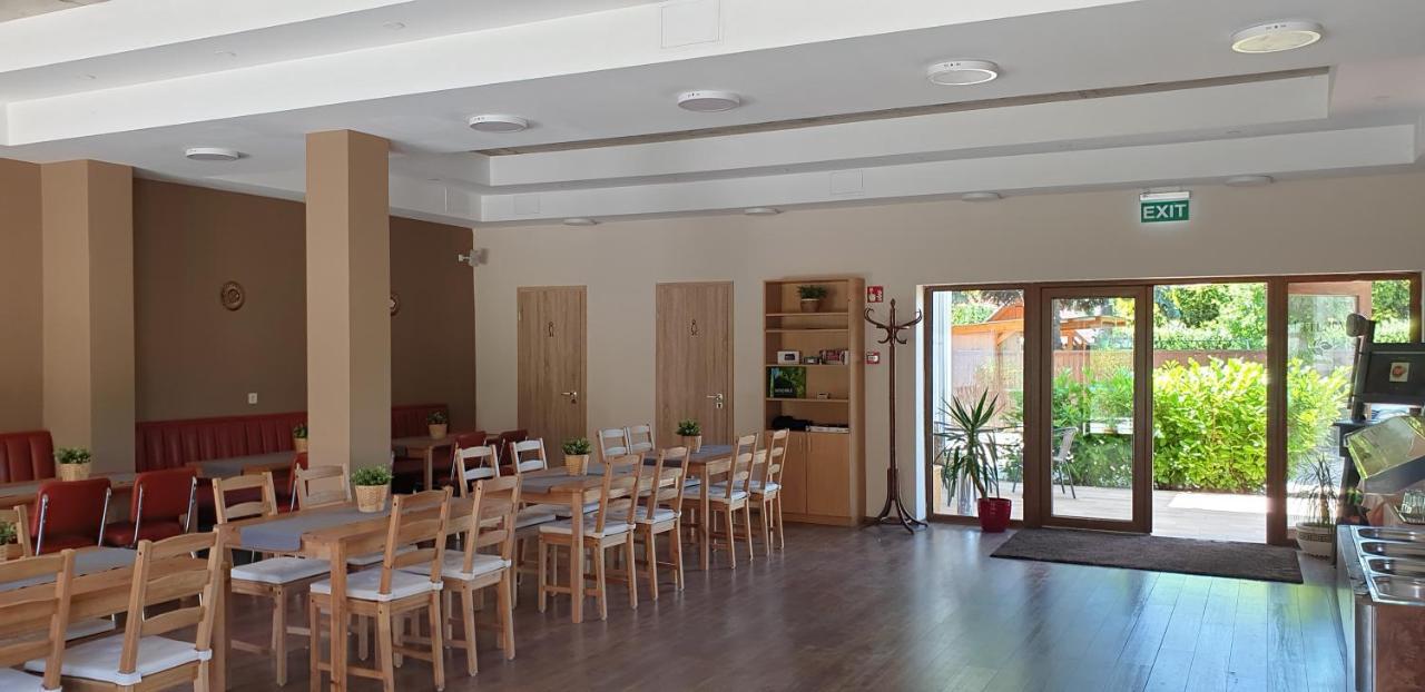 Garden Club Panzio Bed & Breakfast Balatonmariafurdo Bagian luar foto