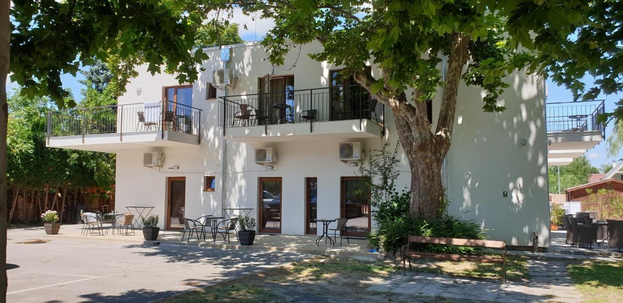 Garden Club Panzio Bed & Breakfast Balatonmariafurdo Bagian luar foto