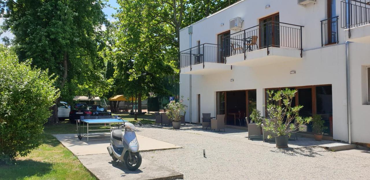 Garden Club Panzio Bed & Breakfast Balatonmariafurdo Bagian luar foto