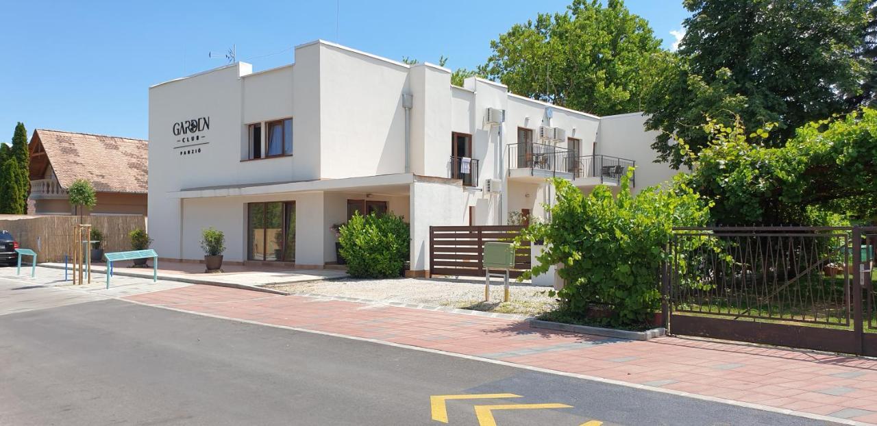 Garden Club Panzio Bed & Breakfast Balatonmariafurdo Bagian luar foto